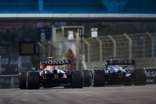 11 PEREZ Sergio (mex), Red Bull Racing Honda RB16B, 44 HAMILTON Lewis (gbr), Mercedes AMG F1 GP W12 E Performance, action during the Formula 1 Etihad Airways Abu Dhabi Grand Prix 2021, 22th round of the 2021 FIA Formula One World Championship, WM, Weltmeisterschaft from December 10 to 12, 2021 on the Yas Marina Circuit, in Yas Island, Abu Dhabi - F1 - ABU DHABI GRAND PRIX 2021 - RACE DPPI Panoramic 00121046__V2_3636.JPG