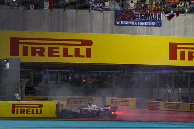 07 RAIKKONEN Kimi (fin), Alfa Romeo Racing ORLEN C41, crash due to brakes problem during the Formula 1 Etihad Airways Abu Dhabi Grand Prix 2021, 22th round of the 2021 FIA Formula One World Championship, WM, Weltmeisterschaft from December 10 to 12, 2021 on the Yas Marina Circuit, in Yas Island, Abu Dhabi - F1 - ABU DHABI GRAND PRIX 2021 - RACE DPPI Panoramic  00121046_AV6_8722.JPG