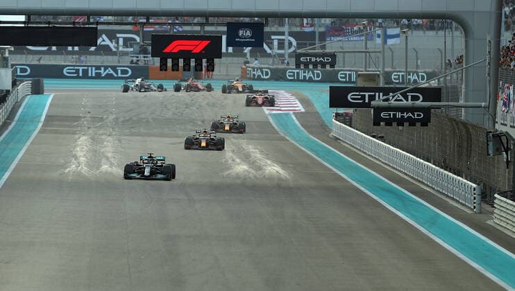 12th December 2021; Yas Marina Circuit, Abu Dhabi, United Arab Emirates: FIA Abu Dhabi F1 Grand Prix Race day: Mercedes AMG Petronas F1 Team, Lewis Hamilton leads followed by Red Bull Racing Honda, Max Verstappen  ActionPlus12347476 Octane