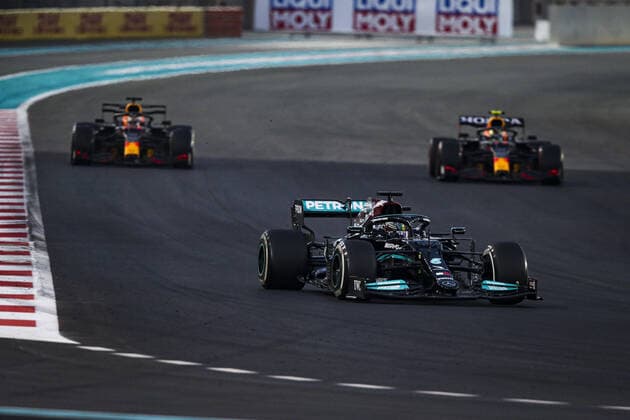 44 HAMILTON Lewis (gbr), Mercedes AMG F1 GP W12 E Performance, action during the Formula 1 Etihad Airways Abu Dhabi Grand Prix 2021, 22th round of the 2021 FIA Formula One World Championship, WM, Weltmeisterschaft from December 10 to 12, 2021 on the Yas Marina Circuit, in Yas Island, Abu Dhabi - F1 - ABU DHABI GRAND PRIX 2021 - RACE DPPI Panoramic  00121046_FGO00778.JPG