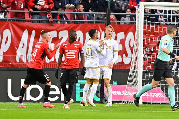 Fußball, Stade Rennes - OGC Nizza joie des joueurs de l OGC Nice apres le but de Kasper Dolberg Rasmussen (Nice) FOOTBALL : Rennes vs Nice - Ligue 1 - 12 12 2021 JBAutissier Panoramic 