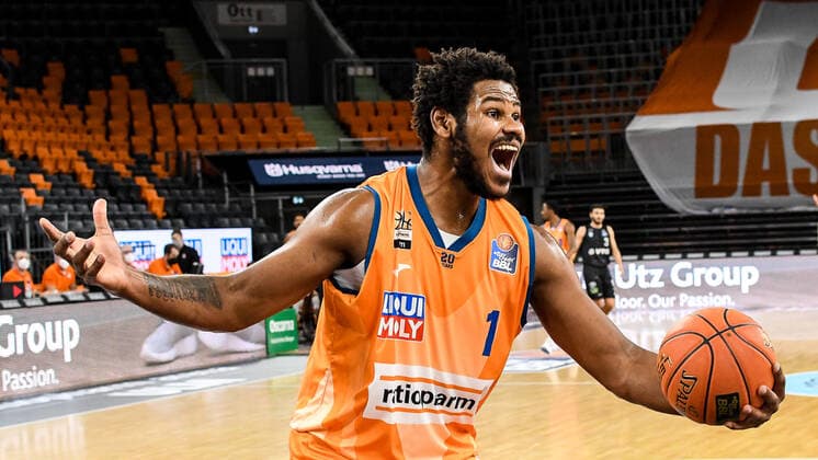 Sport Bilder des Tages GER, BBL, ratiopharm ulm vs Hamburg Towers 12.12.2021, ratiopharm arena, Neu-Ulm, GER, BBL, ratiopharm ulm vs Hamburg Towers, im Bild Cristiano Felicio (Ulm, 1) ist mit einer Schiedsrichterentscheidung nicht einverstanden