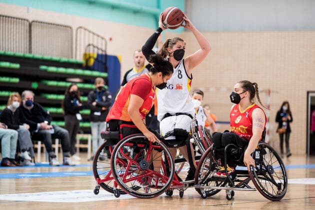 Europameisterschaft Rollstuhlbasketball 12.12.2021 MADRID, SPANIEN 12. Dezember - Rollstuhlbasketball, Spiel um Platz 3 Deutschland gegen Spanien an Tag 9 der Europameisterschaft Rollstuhlbasketball am 12.12.2021 in Polid. Municipal Francisco Fernandez Ochoa in Madrid, Spanien. Isabel De Jesus Lopez (Spanien, 55), Katharina Lang (Deutschland, 8), Sara Revuelta (Spanien, 9) Copyright: xBEAUTIFULxSPORTS Wunderlx