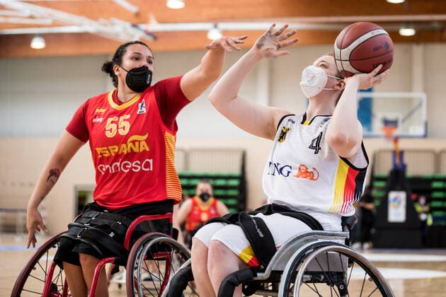 Sport Bilder des Tages Europameisterschaft Rollstuhlbasketball 12.12.2021 MADRID, SPANIEN 12. Dezember - Rollstuhlbasketball, Spiel um Platz 3 Deutschland gegen Spanien an Tag 9 der Europameisterschaft Rollstuhlbasketball am 12.12.2021 in Polid. Municipal Francisco Fernandez Ochoa in Madrid, Spanien. Isabel De Jesus Lopez (Spanien, 55), Svenja Erni (Deutschland, 4) Copyright: xBEAUTIFULxSPORTS Wunderlx