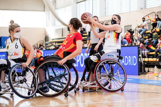 Europameisterschaft Rollstuhlbasketball 12.12.2021 MADRID, SPANIEN 12. Dezember - Rollstuhlbasketball, Spiel um Platz 3 Deutschland gegen Spanien an Tag 9 der Europameisterschaft Rollstuhlbasketball am 12.12.2021 in Polid. Municipal Francisco Fernandez Ochoa in Madrid, Spanien. Catharina Weiss (Deutschland, 6), Beatriz Zudaire (Spanien, 8), Amanda Fanariotis (Deutschland, 9) Copyright: xBEAUTIFULxSPORTS Wunderlx