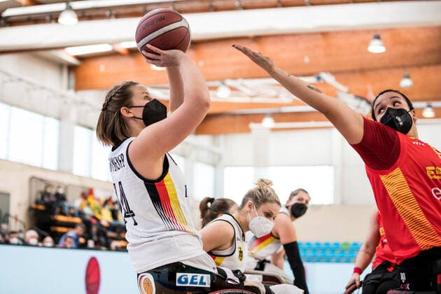 Europameisterschaft Rollstuhlbasketball 12.12.2021 MADRID, SPANIEN 12. Dezember - Rollstuhlbasketball, Spiel um Platz 3 Deutschland gegen Spanien an Tag 9 der Europameisterschaft Rollstuhlbasketball am 12.12.2021 in Polid. Municipal Francisco Fernandez Ochoa in Madrid, Spanien. Lena Knippelmeyer (Deutschland, 14), Isabel De Jesus Lopez (Spanien, 55) Copyright: xBEAUTIFULxSPORTS Wunderlx