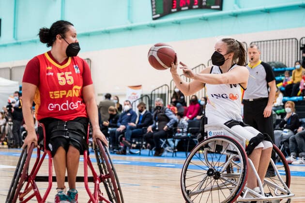 Europameisterschaft Rollstuhlbasketball 12.12.2021 MADRID, SPANIEN 12. Dezember - Rollstuhlbasketball, Spiel um Platz 3 Deutschland gegen Spanien an Tag 9 der Europameisterschaft Rollstuhlbasketball am 12.12.2021 in Polid. Municipal Francisco Fernandez Ochoa in Madrid, Spanien. Isabel De Jesus Lopez (Spanien, 55), Lisa Bergenthal (Deutschland, 10) Copyright: xBEAUTIFULxSPORTS Wunderlx
