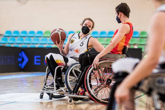 Europameisterschaft Rollstuhlbasketball 12.12.2021 MADRID, SPANIEN 12. Dezember - Rollstuhlbasketball, Spiel um Platz 3 Deutschland gegen Spanien an Tag 9 der Europameisterschaft Rollstuhlbasketball am 12.12.2021 in Polid. Municipal Francisco Fernandez Ochoa in Madrid, Spanien. Vanessa Erskine (Deutschland, 5), Agurtzane Egiluz (Spanien, 51) Copyright: xBEAUTIFULxSPORTS Wunderlx