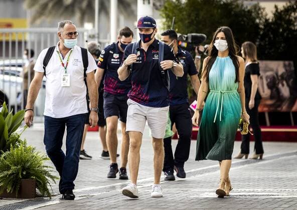 ABU DHABI - Max Verstappen of Red Bull Racing along with Richard Pex (L) and Kelly Piquet (R) on arrival at the Yas Marina Circuit ahead of the Abu Dhabi Grand Prix. Verstappen will take on Lewis Hamilton during the Grand Prix. The two are level in the standings. With a win, Verstappen is the first Dutch Formula 1 champion. REMKO DE WAAL F1 Grand Prix 2021 xVIxANPxSportx xxANPxIVx
