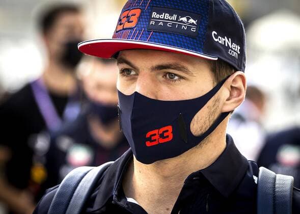 ABU DHABI - Max Verstappen of Red Bull Racing on arrival at the Yas Marina Circuit ahead of the Abu Dhabi Grand Prix. Verstappen will take on Lewis Hamilton during the Grand Prix. The two are level in the standings. With a win, Verstappen is the first Dutch Formula 1 champion. REMKO DE WAAL F1 Grand Prix 2021 xVIxANPxSportx xxANPxIVx