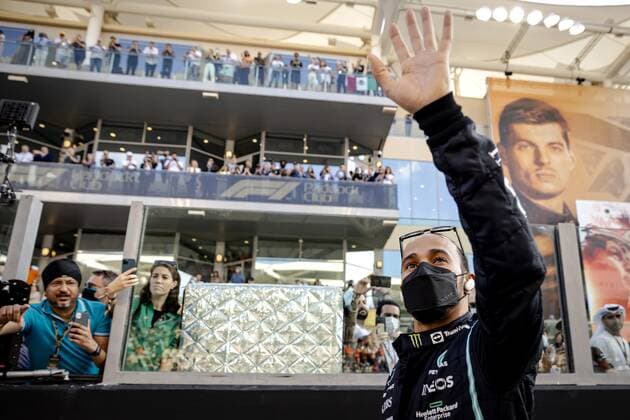 ABU DHABI - Lewis Hamilton of Mercedes ahead of the drivers parade during the Abu Dhabi Grand Prix at Yas Marina Circuit on December 12, 2021 in Abu Dhabi, United Arab Emirates. REMKO DE WAAL F1 Grand Prix 2021 xVIxANPxSportx xxANPxIVx