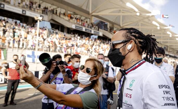 ABU DHABI - Lewis Hamilton of Mercedes ahead of the drivers parade during the Abu Dhabi Grand Prix at Yas Marina Circuit on December 12, 2021 in Abu Dhabi, United Arab Emirates. REMKO DE WAAL F1 Grand Prix 2021 xVIxANPxSportx xxANPxIVx