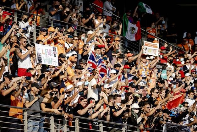 ABU DHABI - Fans in the stands during the Abu Dhabi Grand Prix at Yas Marina Circuit on December 12, 2021 in Abu Dhabi, United Arab Emirates. REMKO DE WAAL F1 Grand Prix 2021 xVIxANPxSportx xxANPxIVx