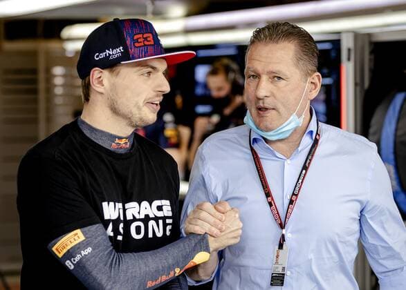 ABU DHABI - Max Verstappen with his father Jos Verstappen during the Abu Dhabi Grand Prix at Yas Marina Circuit on December 12, 2021 in Abu Dhabi, United Arab Emirates. REMKO DE WAAL F1 Grand Prix 2021 xVIxANPxSportx xxANPxIVx