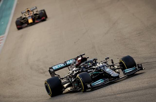 ABU DHABI - Max Verstappen (l) of Red Bull Racing and Lewis Hamilton of Mercedes during the start of the Abu Dhabi Grand Prix at Yas Marina Circuit on December 12, 2021 in Abu Dhabi, United Arab Emirates. REMKO DE WAAL F1 Grand Prix 2021 xVIxANPxSportx xxANPxIVx