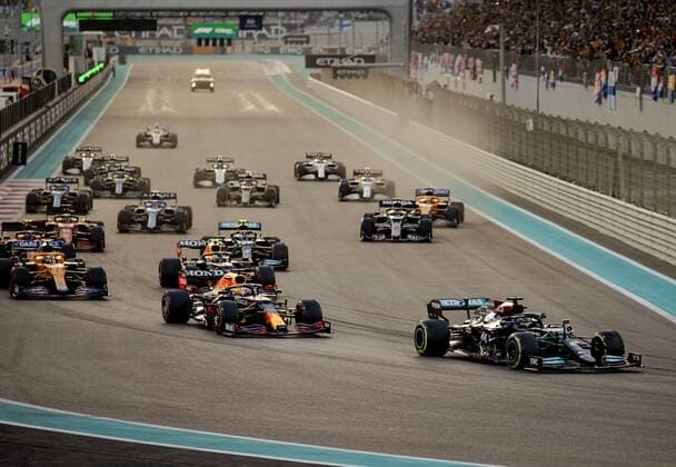 ABU DHABI - Max Verstappen (l) of Red Bull Racing and Lewis Hamilton of Mercedes during the start of the Abu Dhabi Grand Prix at Yas Marina Circuit on December 12, 2021 in Abu Dhabi, United Arab Emirates. REMKO DE WAAL F1 Grand Prix 2021 xVIxANPxSportx xxANPxIVx