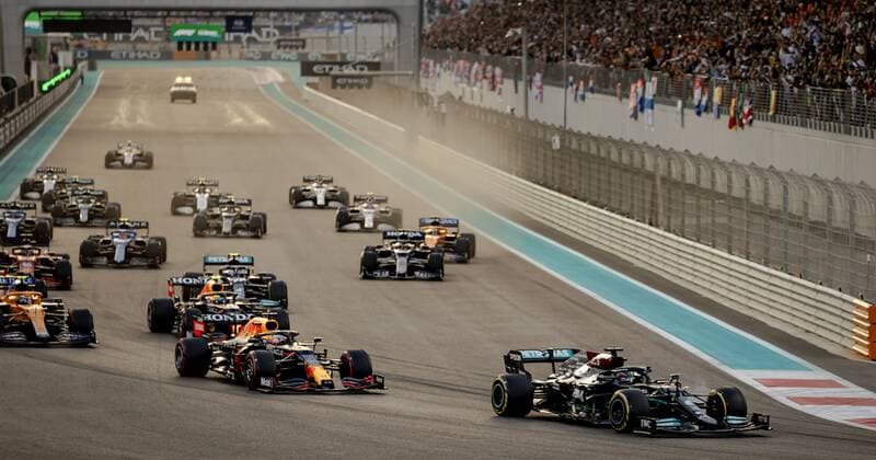 ABU DHABI - Max Verstappen (l) of Red Bull Racing and Lewis Hamilton of Mercedes during the start of the Abu Dhabi Grand Prix at Yas Marina Circuit on December 12, 2021 in Abu Dhabi, United Arab Emirates. REMKO DE WAAL F1 Grand Prix 2021 xVIxANPxSportx xxANPxIVx