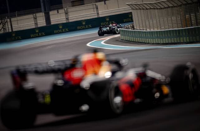 ABU DHABI - Max Verstappen (below) of Red Bull Racing and Lewis Hamilton of Mercedes during the Abu Dhabi Grand Prix at Yas Marina Circuit on December 12, 2021 in Abu Dhabi, United Arab Emirates. REMKO DE WAAL F1 Grand Prix 2021 xVIxANPxSportx xxANPxIVx