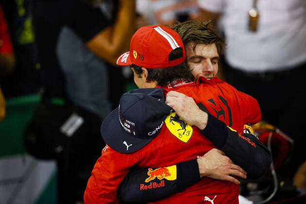 Sport Bilder des Tages VERSTAPPEN Max (ned), Red Bull Racing Honda RB16B celebrating his first title with SAINZ Carlos (spa), Scuderia Ferrari SF21, portrait during the Formula 1 Etihad Airways Abu Dhabi Grand Prix 2021, 22th round of the 2021 FIA Formula One World Championship, WM, Weltmeisterschaft from December 10 to 12, 2021 on the Yas Marina Circuit, in Yas Island, Abu Dhabi - F1 - ABU DHABI GRAND PRIX 2021 - RACE DPPI Panoramic  00121046__V2_4052.JPG