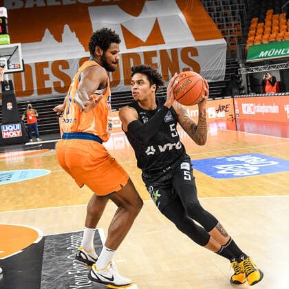 GER, BBL, ratiopharm ulm vs Hamburg Towers 12.12.2021, ratiopharm arena, Neu-Ulm, GER, BBL, ratiopharm ulm vs Hamburg Towers, im Bild Cristiano Felicio (Ulm, 1), Caleb Homesley (Hamburg, 5)
