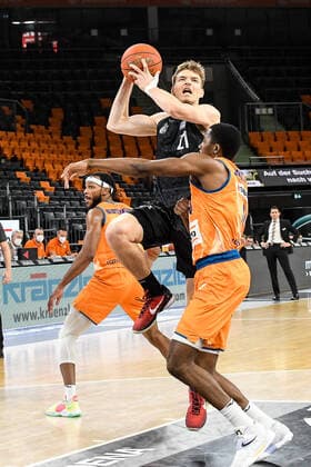 GER, BBL, ratiopharm ulm vs Hamburg Towers 12.12.2021, ratiopharm arena, Neu-Ulm, GER, BBL, ratiopharm ulm vs Hamburg Towers, im Bild Justus Hollatz (Hamburg, 21) setzt sich gegen Semaj Christon (Ulm, 0) durch