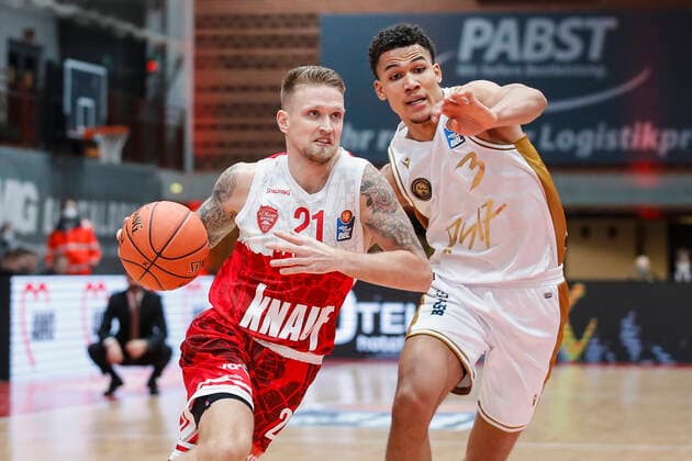 GER, Wuerzburg, s.Oliver Arena, 12.12.2021, emspor, emonline, despor, deonline, s.Oliver Wuerzburg vs. Basketball Loewen Braunschweig, easyCredit BBL, 10. Spieltag Bild: v. l. Aigars Skele (s.Oliver Wuerzburg) gegen Nicholas Tischler (Basketball Loewen Braunschweig) Copyright: HMBxMedia JulienxBecker