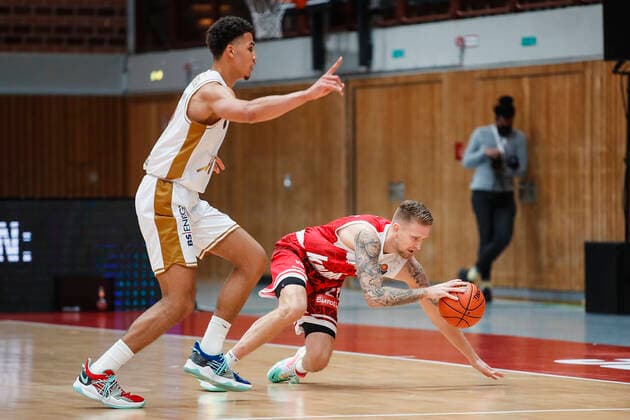 GER, Wuerzburg, s.Oliver Arena, 12.12.2021, emspor, emonline, despor, deonline, s.Oliver Wuerzburg vs. Basketball Loewen Braunschweig, easyCredit BBL, 10. Spieltag Bild: v. l. Nicholas Tischler (Basketball Loewen Braunschweig) gegen Aigars Skele (s.Oliver Wuerzburg) Copyright: HMBxMedia JulienxBecker