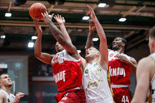 GER, Wuerzburg, s.Oliver Arena, 12.12.2021, emspor, emonline, despor, deonline, s.Oliver Wuerzburg vs. Basketball Loewen Braunschweig, easyCredit BBL, 10. Spieltag Bild: v. l. Desi Rodriguez (s.Oliver Wuerzburg), Benedikt Turudic (Basketball Loewen Braunschweig) und William Buford (s.Oliver Wuerzburg) Copyright: HMBxMedia JulienxBecker