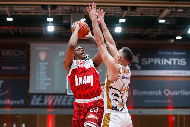 GER, Wuerzburg, s.Oliver Arena, 12.12.2021, emspor, emonline, despor, deonline, s.Oliver Wuerzburg vs. Basketball Loewen Braunschweig, easyCredit BBL, 10. Spieltag Bild: v. l. Desi Rodriguez (s.Oliver Wuerzburg) gegen Benedikt Turudic (Basketball Loewen Braunschweig) Copyright: HMBxMedia JulienxBecker