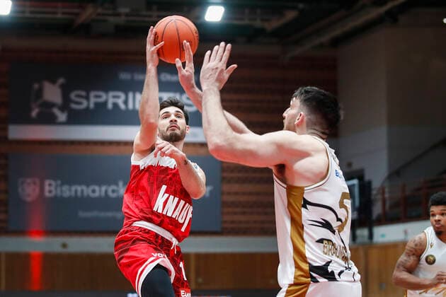 GER, Wuerzburg, s.Oliver Arena, 12.12.2021, emspor, emonline, despor, deonline, s.Oliver Wuerzburg vs. Basketball Loewen Braunschweig, easyCredit BBL, 10. Spieltag Bild: v. l. Luciano Parodi (s.Oliver Wuerzburg) gegen Owen Klassen (Basketball Loewen Braunschweig) Copyright: HMBxMedia JulienxBecker