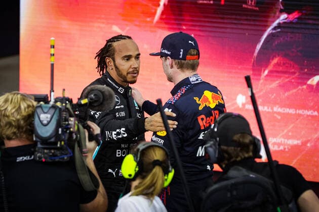 Sport Bilder des Tages HAMILTON Lewis (gbr), Mercedes AMG F1 GP W12 E Performance, portrait congratulating VERSTAPPEN Max (ned), Red Bull Racing Honda RB16B, for his world title during the Formula 1 Etihad Airways Abu Dhabi Grand Prix 2021, 22th round of the 2021 FIA Formula One World Championship, WM, Weltmeisterschaft from December 10 to 12, 2021 on the Yas Marina Circuit, in Yas Island, Abu Dhabi - F1 - ABU DHABI GRAND PRIX 2021 - RACE DPPI Panoramic  00121046_AV6_8974
