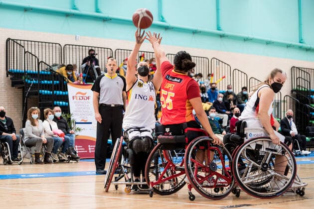 Europameisterschaft Rollstuhlbasketball 12.12.2021 MADRID, SPANIEN 12. Dezember - Rollstuhlbasketball, Spiel um Platz 3 Deutschland gegen Spanien an Tag 9 der Europameisterschaft Rollstuhlbasketball am 12.12.2021 in Polid. Municipal Francisco Fernandez Ochoa in Madrid, Spanien. Lena Knippelmeyer (Deutschland, 14), Isabel De Jesus Lopez (Spanien, 55) Copyright: xBEAUTIFULxSPORTS Wunderlx