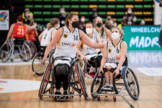 Europameisterschaft Rollstuhlbasketball 12.12.2021 MADRID, SPANIEN 12. Dezember - Rollstuhlbasketball, Spiel um Platz 3 Deutschland gegen Spanien an Tag 9 der Europameisterschaft Rollstuhlbasketball am 12.12.2021 in Polid. Municipal Francisco Fernandez Ochoa in Madrid, Spanien. Lena Knippelmeyer (Deutschland, 14), Catharina Weiss (Deutschland, 6) frustriert nach dem Spiel Copyright: xBEAUTIFULxSPORTS Wunderlx