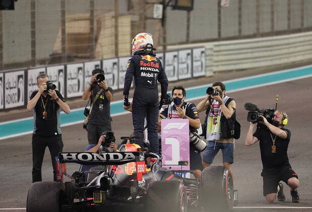FORMULA 1 ETIHAD AIRWAYS ABU DHABI GRAND PRIX 2021 12.12.2021, Yas Marina Circuit, Abu Dhabi, FORMULA 1 ETIHAD AIRWAYS ABU DHABI GRAND PRIX 2021 , im Bild Der neue Formel 1 Weltmeister Max Verstappen (NEL), Red Bull Racing Honda