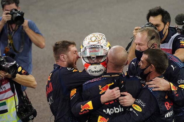 FORMULA 1 ETIHAD AIRWAYS ABU DHABI GRAND PRIX 2021 12.12.2021, Yas Marina Circuit, Abu Dhabi, FORMULA 1 ETIHAD AIRWAYS ABU DHABI GRAND PRIX 2021 , im Bild Der neue Formel 1 Weltmeister Max Verstappen (NEL), Red Bull Racing Honda
