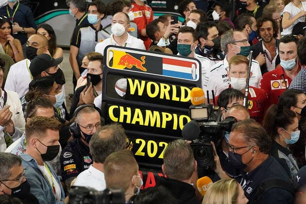 FORMULA 1 ETIHAD AIRWAYS ABU DHABI GRAND PRIX 2021 12.12.2021, Yas Marina Circuit, Abu Dhabi, FORMULA 1 ETIHAD AIRWAYS ABU DHABI GRAND PRIX 2021 , im Bild Red Bull Racing Mechaniker hält eine Tafel hoch mit der Aufschrift: World Champion 2021.