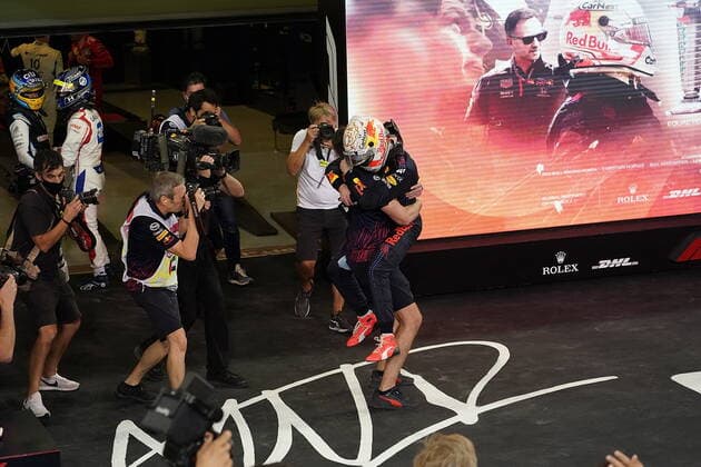 FORMULA 1 ETIHAD AIRWAYS ABU DHABI GRAND PRIX 2021 12.12.2021, Yas Marina Circuit, Abu Dhabi, FORMULA 1 ETIHAD AIRWAYS ABU DHABI GRAND PRIX 2021 , im Bild Der neue Formel 1 Weltmeister Max Verstappen (NEL), Red Bull Racing Honda