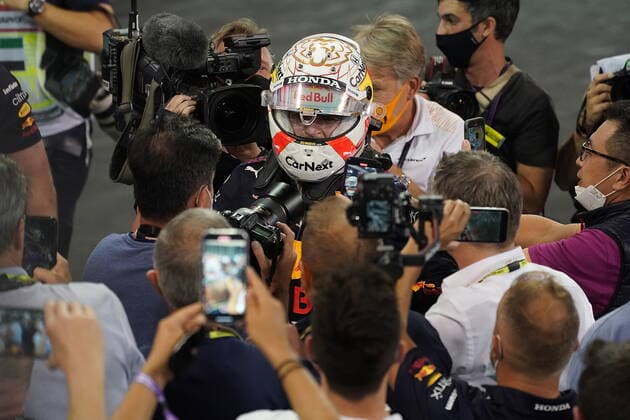 FORMULA 1 ETIHAD AIRWAYS ABU DHABI GRAND PRIX 2021 12.12.2021, Yas Marina Circuit, Abu Dhabi, FORMULA 1 ETIHAD AIRWAYS ABU DHABI GRAND PRIX 2021 , im Bild Der neue Formel 1 Weltmeister Max Verstappen (NEL), Red Bull Racing Honda