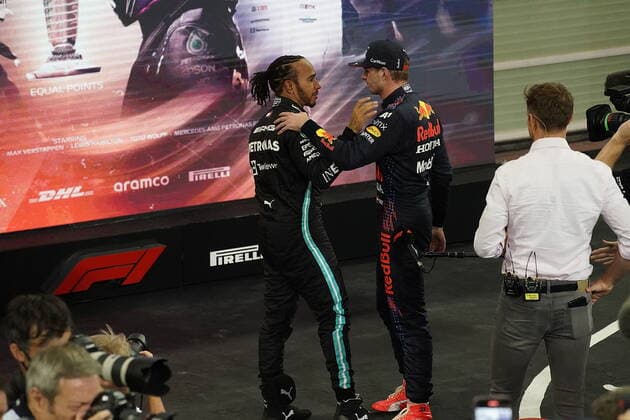 FORMULA 1 ETIHAD AIRWAYS ABU DHABI GRAND PRIX 2021 12.12.2021, Yas Marina Circuit, Abu Dhabi, FORMULA 1 ETIHAD AIRWAYS ABU DHABI GRAND PRIX 2021 , im Bild Lewis Hamilton (GBR), Mercedes-AMG Petronas Formula One Team gratuliert Max Verstappen (NEL), Red Bull Racing Honda zum Weltmeistertitel.