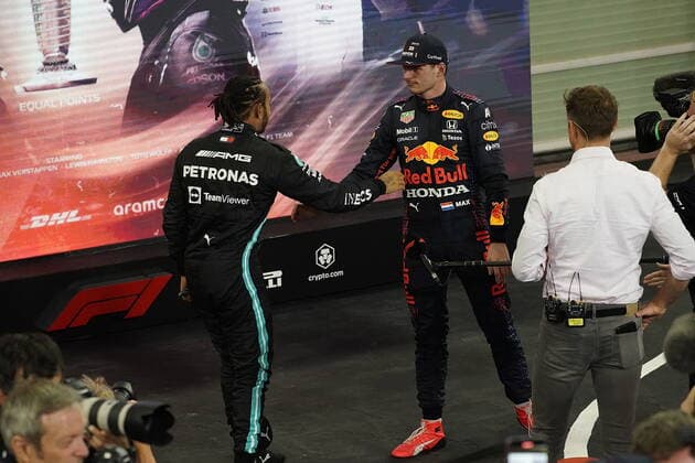 FORMULA 1 ETIHAD AIRWAYS ABU DHABI GRAND PRIX 2021 12.12.2021, Yas Marina Circuit, Abu Dhabi, FORMULA 1 ETIHAD AIRWAYS ABU DHABI GRAND PRIX 2021 , im Bild Lewis Hamilton (GBR), Mercedes-AMG Petronas Formula One Team gratuliert Max Verstappen (NEL), Red Bull Racing Honda zum Weltmeistertitel.