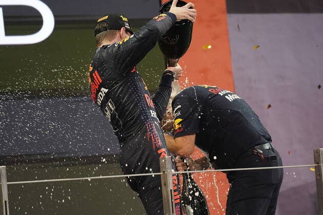FORMULA 1 ETIHAD AIRWAYS ABU DHABI GRAND PRIX 2021 12.12.2021, Yas Marina Circuit, Abu Dhabi, FORMULA 1 ETIHAD AIRWAYS ABU DHABI GRAND PRIX 2021 , im Bild Podium: Weltmeister Max Verstappen (NEL), Red Bull Racing Honda, Teamchef Christian Horner (Red Bull Racing Honda)