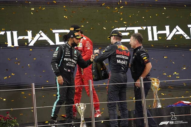 FORMULA 1 ETIHAD AIRWAYS ABU DHABI GRAND PRIX 2021 12.12.2021, Yas Marina Circuit, Abu Dhabi, FORMULA 1 ETIHAD AIRWAYS ABU DHABI GRAND PRIX 2021 , im Bild Podium: Weltmeister Max Verstappen (NEL), Red Bull Racing Honda, Teamchef Christian Horner (Red Bull Racing Honda), Lewis Hamilton (GBR), Mercedes-AMG Petronas Formula One Team, Carlos Sainz Jr. (ESP), Scuderia Ferrari Mission Winnow