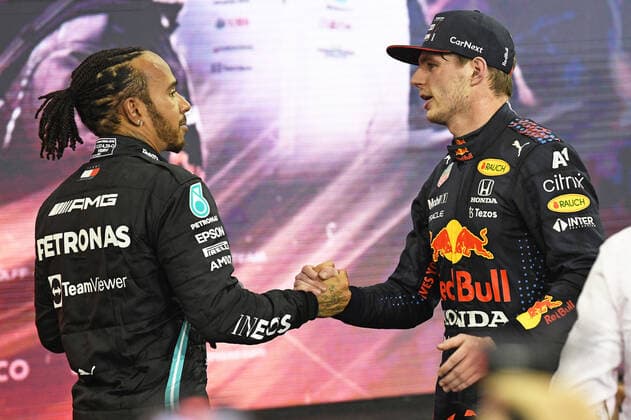 12.12.2021, xekx, Formel 1 FIA, Großer Preis von Abu Dhabi 2021 emspor, Lewis Hamilton (Mercedes-AMG Petronas, 44) gratuliert Max Verstappen (Red Bull Racing, 33) zur Weltmeisterschaft (DFL DFB REGULATIONS PROHIBIT ANY USE OF PHOTOGRAPHS as IMAGE SEQUENCES and or QUASI-VIDEO) Abu Dhabi