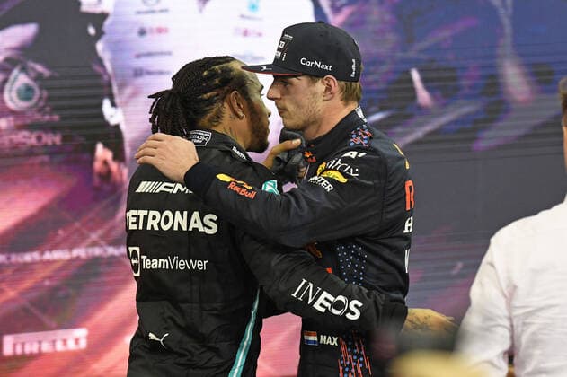 12.12.2021, xekx, Formel 1 FIA, Großer Preis von Abu Dhabi 2021 emspor, Lewis Hamilton (Mercedes-AMG Petronas, 44) gratuliert Max Verstappen (Red Bull Racing, 33) zur Weltmeisterschaft (DFL DFB REGULATIONS PROHIBIT ANY USE OF PHOTOGRAPHS as IMAGE SEQUENCES and or QUASI-VIDEO) Abu Dhabi
