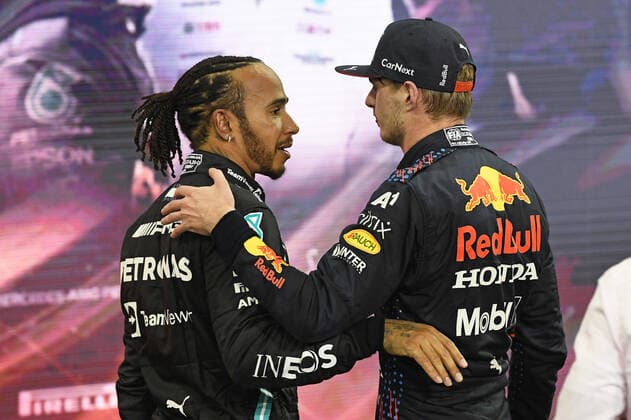 12.12.2021, xekx, Formel 1 FIA, Großer Preis von Abu Dhabi 2021 emspor, Lewis Hamilton (Mercedes-AMG Petronas, 44) gratuliert Max Verstappen (Red Bull Racing, 33) zur Weltmeisterschaft (DFL DFB REGULATIONS PROHIBIT ANY USE OF PHOTOGRAPHS as IMAGE SEQUENCES and or QUASI-VIDEO) Abu Dhabi