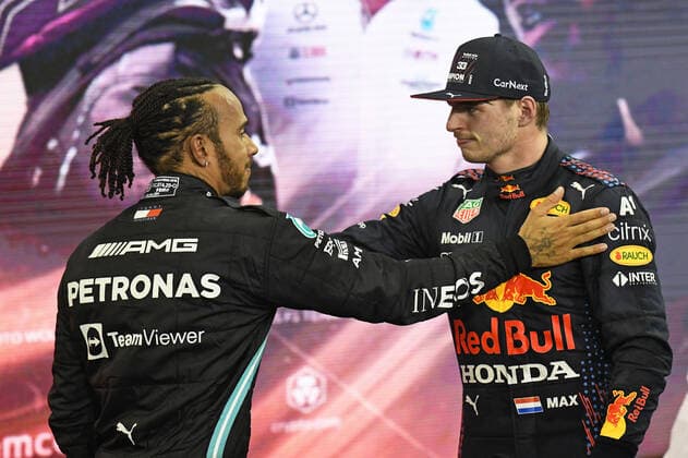12.12.2021, xekx, Formel 1 FIA, Großer Preis von Abu Dhabi 2021 emspor, Lewis Hamilton (Mercedes-AMG Petronas, 44) gratuliert Max Verstappen (Red Bull Racing, 33) zur Weltmeisterschaft (DFL DFB REGULATIONS PROHIBIT ANY USE OF PHOTOGRAPHS as IMAGE SEQUENCES and or QUASI-VIDEO) Abu Dhabi