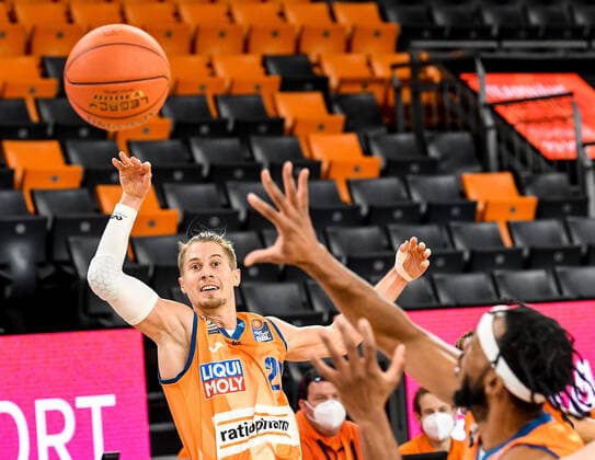 GER, BBL, ratiopharm ulm vs Hamburg Towers 12.12.2021, ratiopharm arena, Neu-Ulm, GER, BBL, ratiopharm ulm vs Hamburg Towers, im Bild Thomas Klepeisz (Ulm, 22) mit einem gefühlvollen Zuspiel auf Jaron Blossomgame (Ulm, 4)