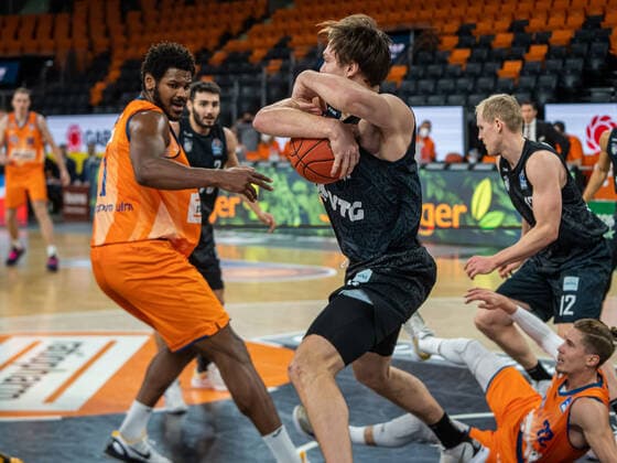 Maik Kotsar (Hamburg Towers, 11) schnappt sich den Rebound, Ratiopharm Ulm vs. Hamburg Towers, easycredit 1. Bundesliga, Basketball, Herren, 12.12.2021 Ratiopharm Ulm vs. Hamburg Towers, easycredit 1. Bundesliga, Basketball, Herren, 12.12.2021 Neu-Ulm Copyright: xMichaelxSchmidt Eibner-Pressefotx EP_MST