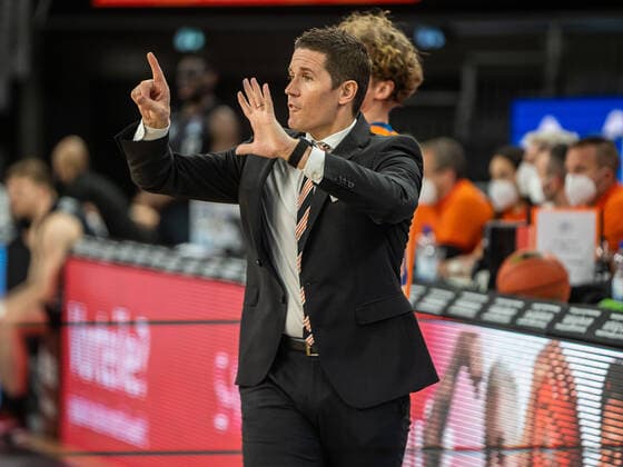 Jaka Lakovic (Ratiopharm Ulm, Headcoach) gibt seinem Team Anweisungen, Ratiopharm Ulm vs. Hamburg Towers, easycredit 1. Bundesliga, Basketball, Herren, 12.12.2021 Ratiopharm Ulm vs. Hamburg Towers, easycredit 1. Bundesliga, Basketball, Herren, 12.12.2021 Neu-Ulm Copyright: xMichaelxSchmidt Eibner-Pressefotx EP_MST