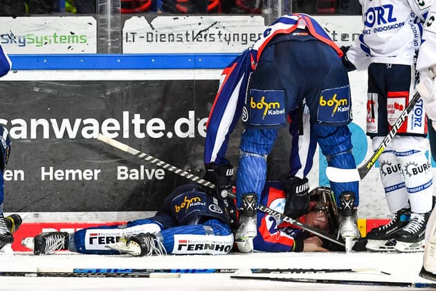 Sport Themen der Woche KW49 Sport Bilder des Tages Verletzung John Broda (Iserlohn Roosters, 22), Iserlohn Roosters vs. Schwenninger Wild Wings, Penny-DEL, 12.12.2021, Iserlohn Roosters vs. Schwenninger Wild Wings, Penny-DEL, 12.12.2021, Foto: Jonas Brockmann Eibner Pressefoto Iserlohn *** Injury John Broda Iserlohn Roosters, 22 , Iserlohn Roosters vs Schwenninger Wild Wings, Penny DEL, 12 12 2021, Iserlohn Roosters vs Schwenninger Wild Wings, Penny DEL, 12 12 2021, Photo Jonas Brockmann Eibner Pressefoto Iserlohn. Copyright: xJonasxBrockmann xEibner-Pressefox EP_JBN